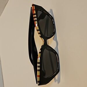 (NWT) INSPIRED CHECKER SUNGLASSES